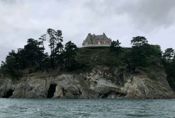 Hunter Family Manor in England