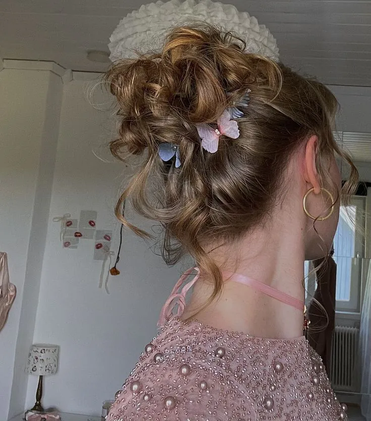 How Mimo wears her hair whenever she keeps her naturally curly hair and does not straighten it